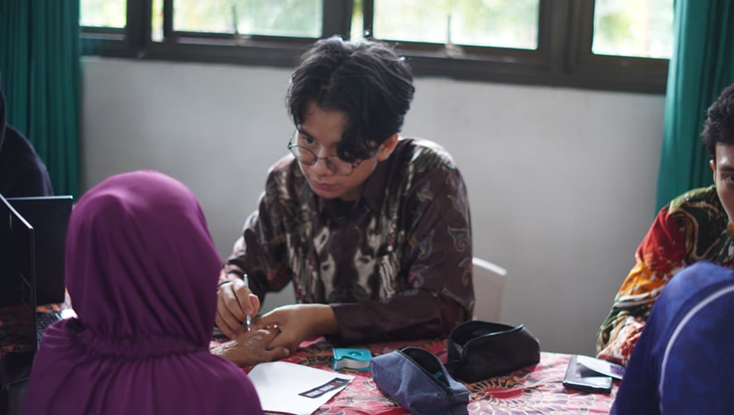 Kebas Hilang dalam 5 Menit: Mahasiswa Program Studi Ilmu Keperawatan UGM Praktikkan Terapi Sujok